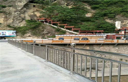 泸州桥梁复合管护栏实力保障