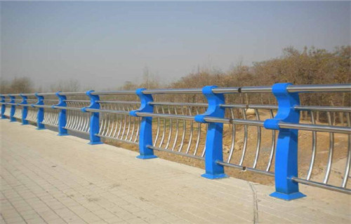 桥梁护栏安装方便